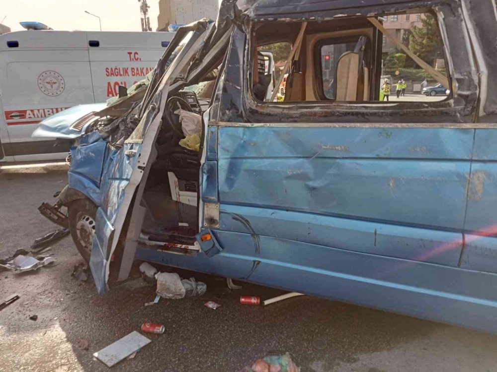 Ankara’da korkunç kaza! Yolcu dolu minibüs defalarca takla attı: 20 yaralı