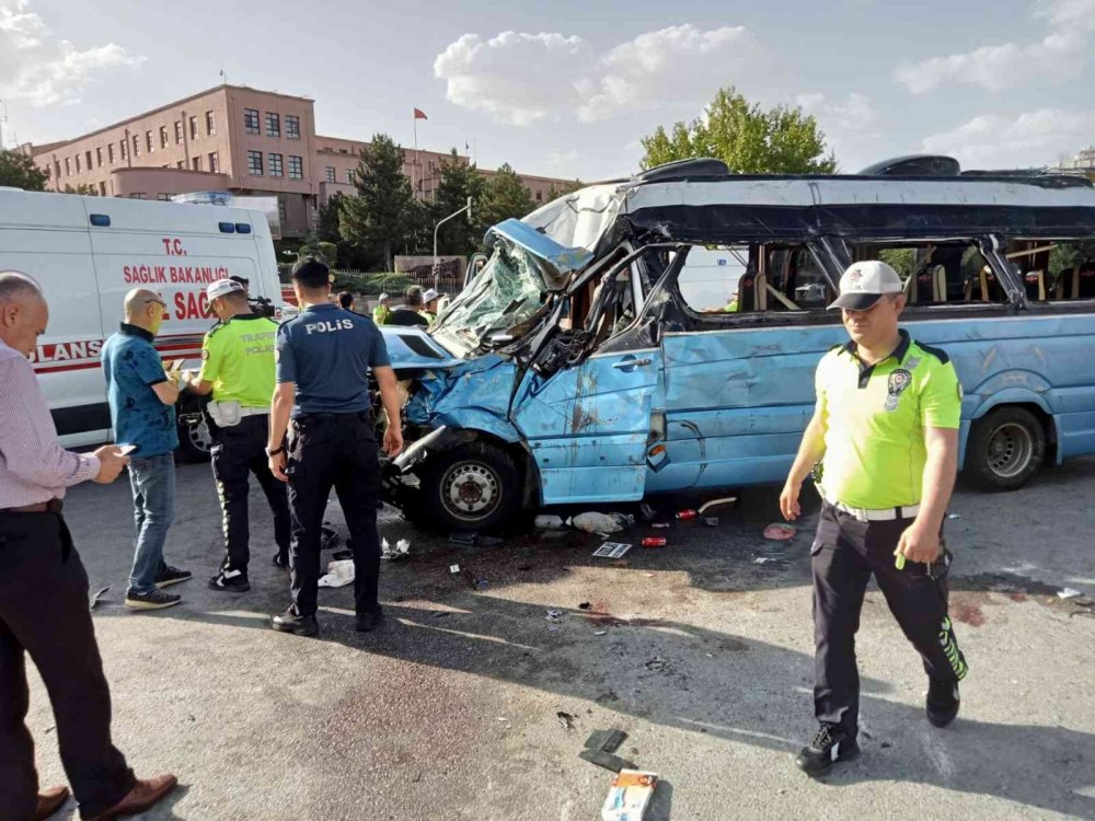 Ankara’da korkunç kaza! Yolcu dolu minibüs defalarca takla attı: 20 yaralı