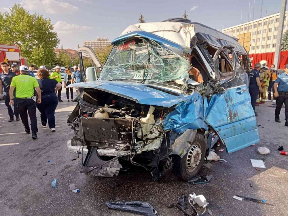 Ankara’da korkunç kaza! Yolcu dolu minibüs defalarca takla attı: 20 yaralı
