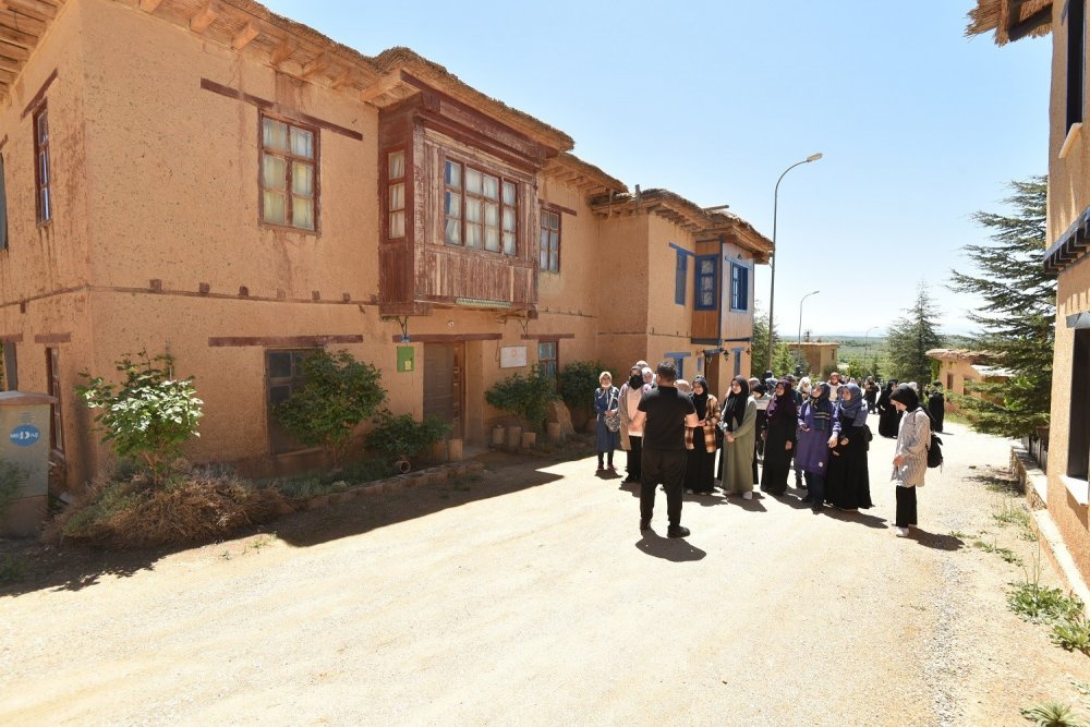 Karatay Belediyesi yüzlerce liseliyi Beyşehir ve Hüyük'ün tarihi ve doğal güzellikleriyle buluşturdu