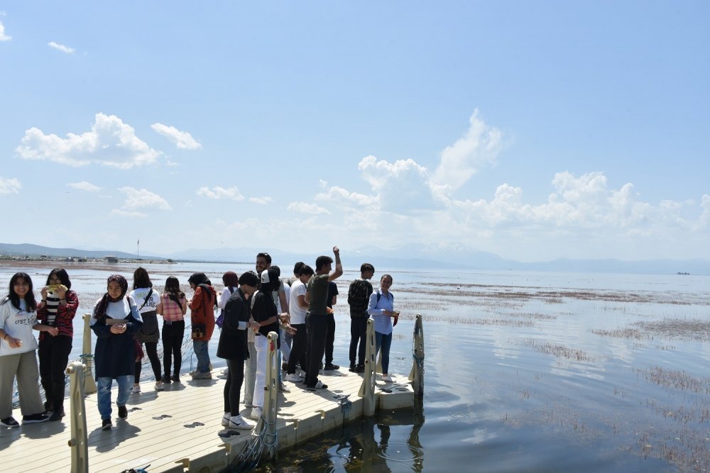 Karatay Belediyesi yüzlerce liseliyi Beyşehir ve Hüyük'ün tarihi ve doğal güzellikleriyle buluşturdu