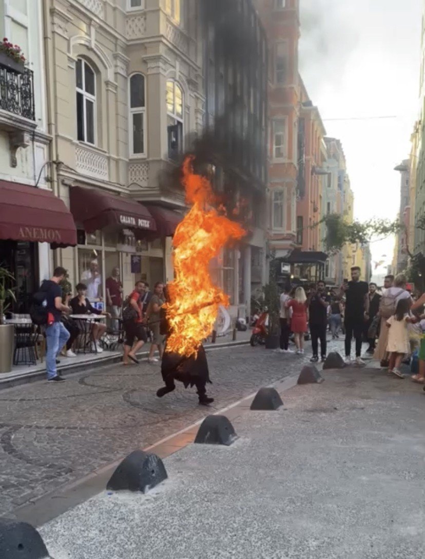 Konya'dan otobüsle gitti! Eline orak alıp Galata Meydanı'nda kendisini ateşe verdi! O anlar kamerada