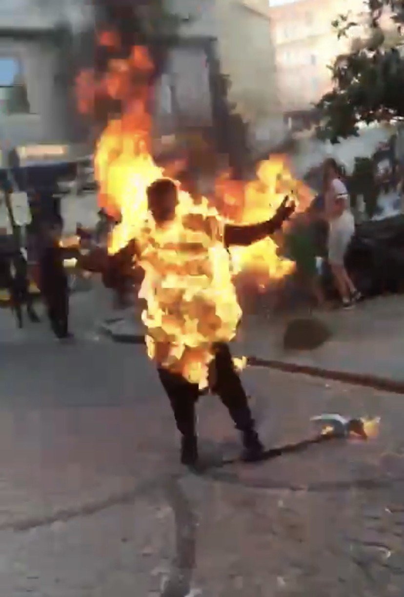 Konya'dan otobüsle gitti! Eline orak alıp Galata Meydanı'nda kendisini ateşe verdi! O anlar kamerada