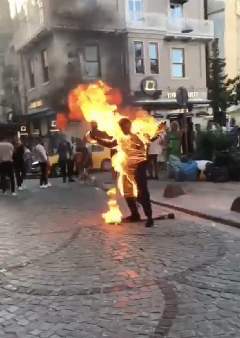 Konya'dan otobüsle gitti! Eline orak alıp Galata Meydanı'nda kendisini ateşe verdi! O anlar kamerada