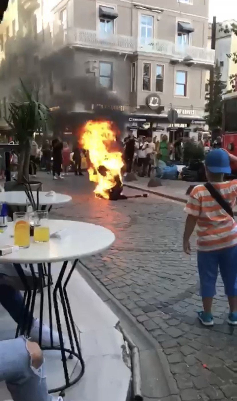 Konya'dan otobüsle gitti! Eline orak alıp Galata Meydanı'nda kendisini ateşe verdi! O anlar kamerada