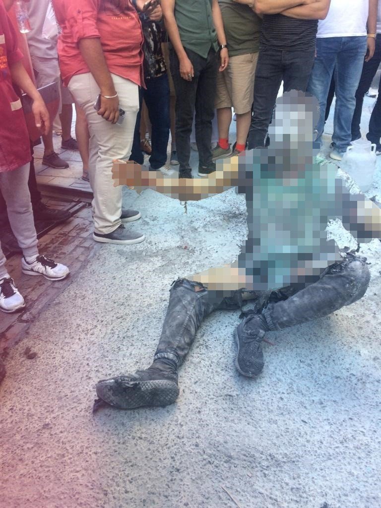 Konya'dan otobüsle gitti! Eline orak alıp Galata Meydanı'nda kendisini ateşe verdi! O anlar kamerada