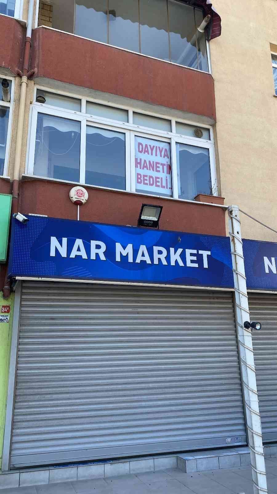 Cama asıp gittiler! 'Dayıya ihanetin bedeli' pankartı merak uyandırdı!