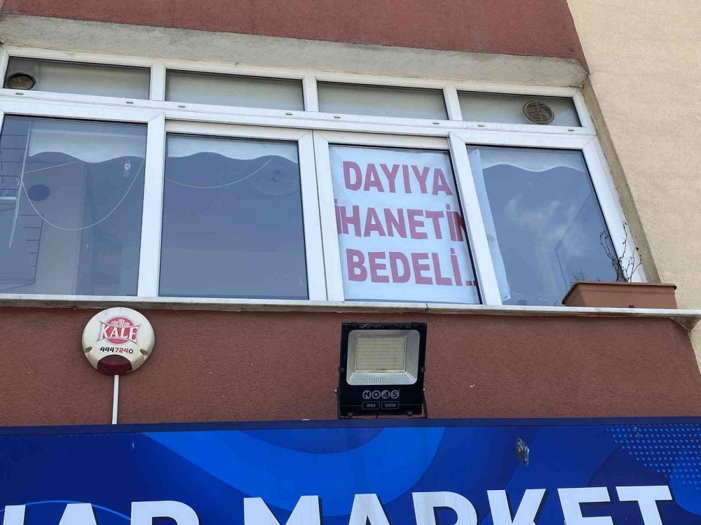 Cama asıp gittiler! 'Dayıya ihanetin bedeli' pankartı merak uyandırdı!