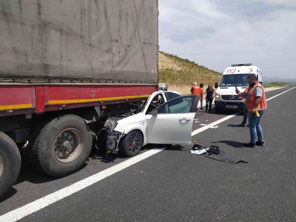Konya-Ankara yolunda otomobil tıra ok gibi saplandı!