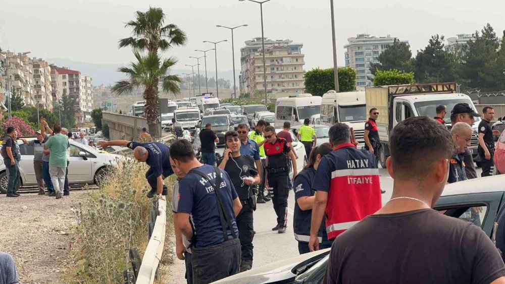 Muhtarı ve polisi arayıp çatıya çıktı! İntihar izlemek için 5 araç birbirine girdi