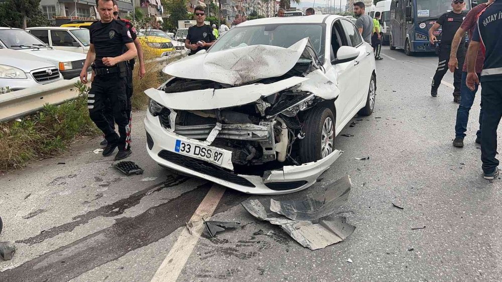 Muhtarı ve polisi arayıp çatıya çıktı! İntihar izlemek için 5 araç birbirine girdi