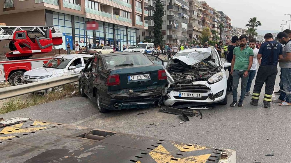 Muhtarı ve polisi arayıp çatıya çıktı! İntihar izlemek için 5 araç birbirine girdi
