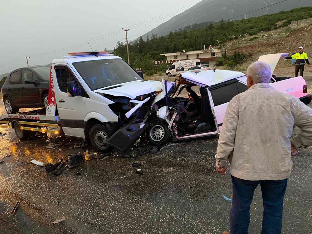 Çekiciyle kafa kafaya çarpışan otomobilde can pazarı! Kazımcan Dedeoğlu öldü, 2 yaralı
