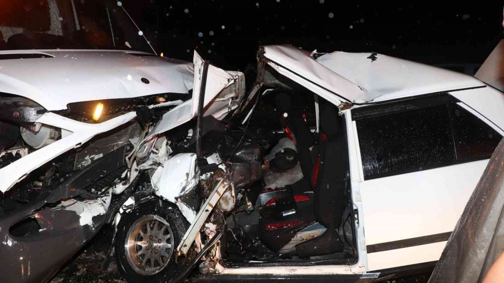 Çekiciyle kafa kafaya çarpışan otomobilde can pazarı! Kazımcan Dedeoğlu öldü, 2 yaralı