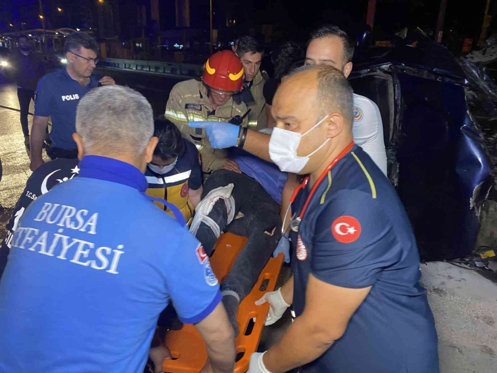 Duvara çarpan otomobil devrildi! Hurdaya dönen araçta sıkışan sürücü güçlükle kurtarıldı