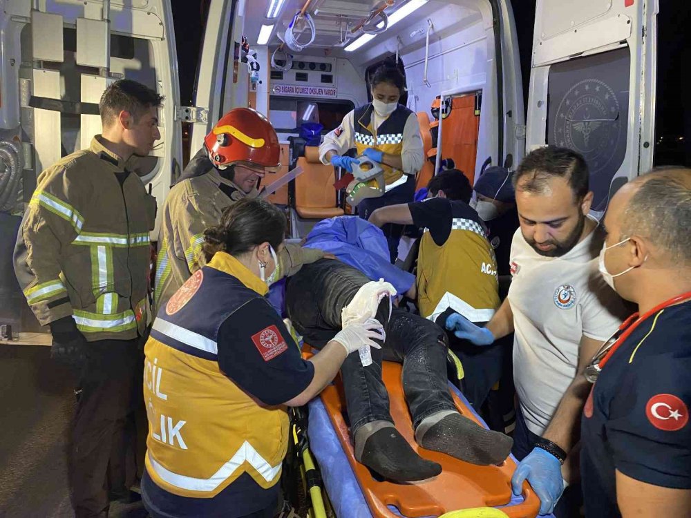 Duvara çarpan otomobil devrildi! Hurdaya dönen araçta sıkışan sürücü güçlükle kurtarıldı
