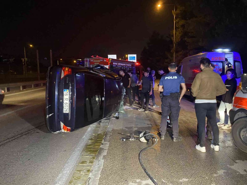 Duvara çarpan otomobil devrildi! Hurdaya dönen araçta sıkışan sürücü güçlükle kurtarıldı