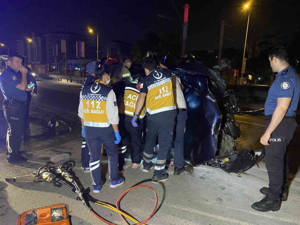 Duvara çarpan otomobil devrildi! Hurdaya dönen araçta sıkışan sürücü güçlükle kurtarıldı