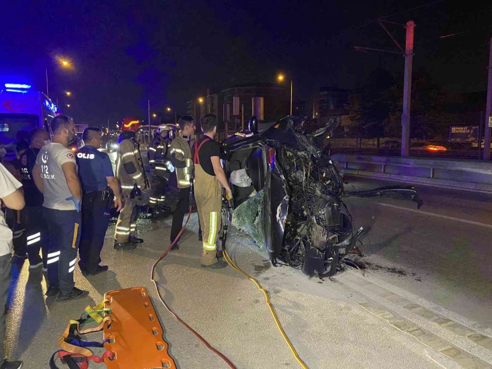 Duvara çarpan otomobil devrildi! Hurdaya dönen araçta sıkışan sürücü güçlükle kurtarıldı