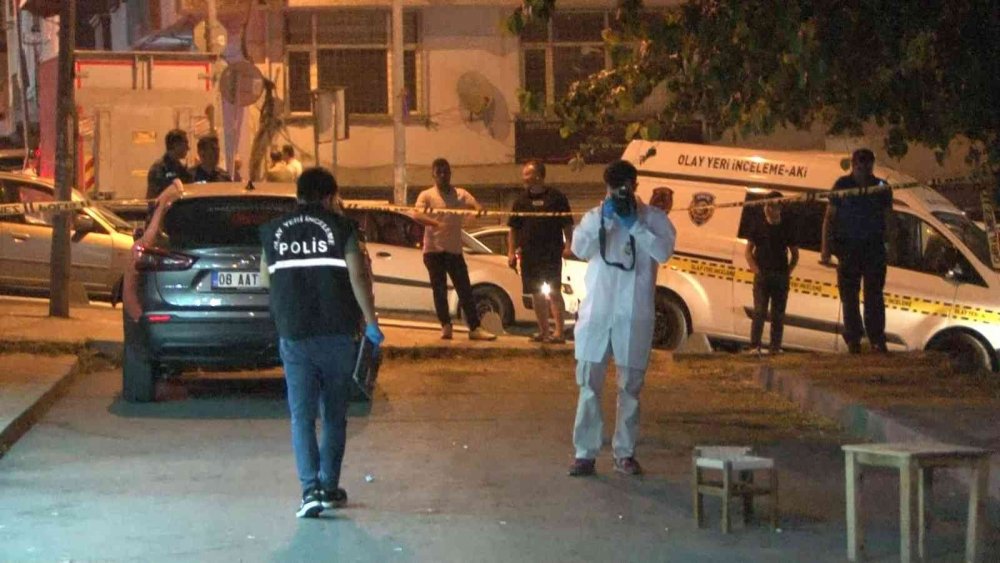 Küçükçekmece’de kanlı kavga! Kahve önünde kurşun yağdırdı: 2 yaralı
