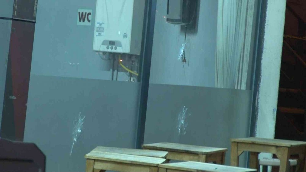 Küçükçekmece’de kanlı kavga! Kahve önünde kurşun yağdırdı: 2 yaralı