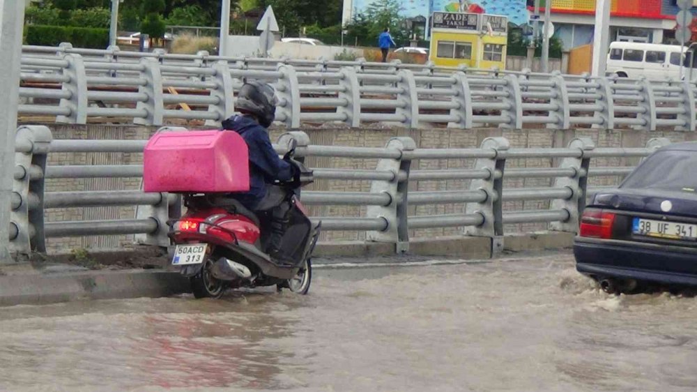 Kayseri'de zor saatler! Aniden bastıran sağanakta alt geçit kapandı! Meteoroloji uyardı