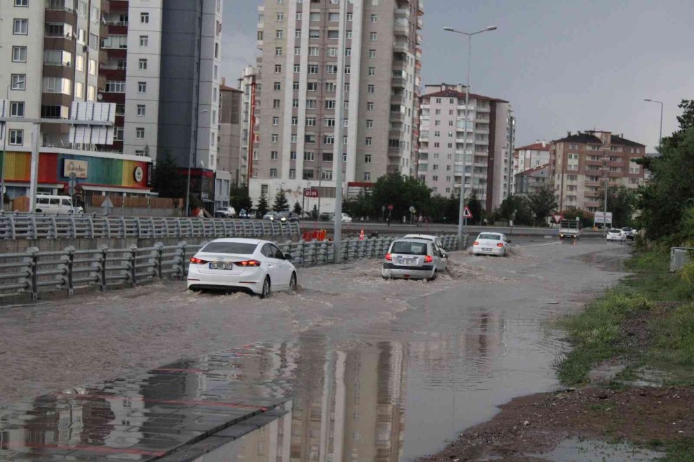 Kayseri'de zor saatler! Aniden bastıran sağanakta alt geçit kapandı! Meteoroloji uyardı