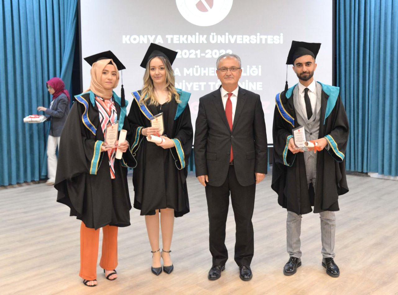 konya-teknik-universitesinde-mezuniyet-sevinci-11.jpg