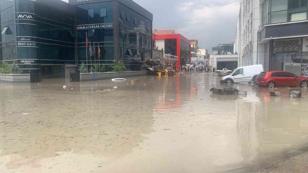 Ankara’da sanayiyi sel bastı! Bir iş yerinde 100’ü aşkın kişi mahsur kaldı! Yaralılar var