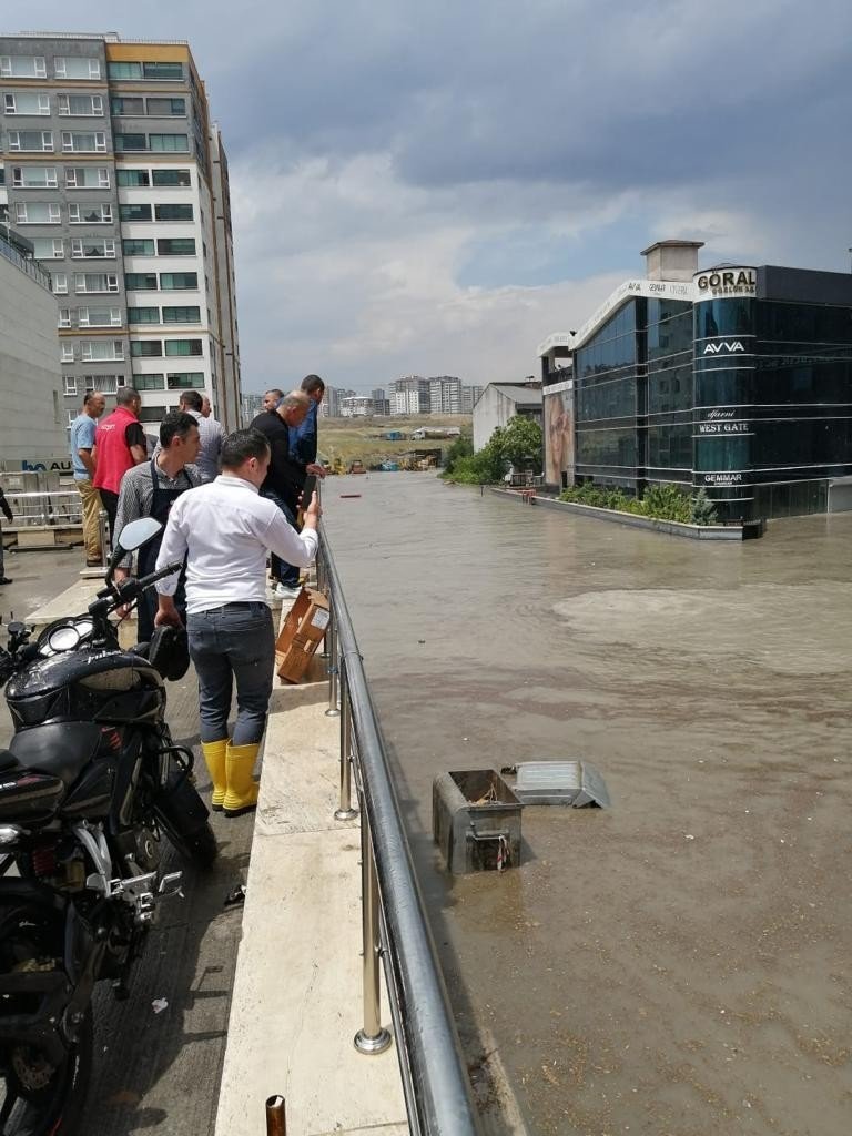 Ankara’da sanayiyi sel bastı! Bir iş yerinde 100’ü aşkın kişi mahsur kaldı! Yaralılar var