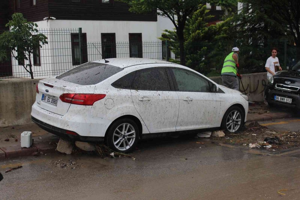 Ankara'da zor gün! Çok sayıda araç, iş yeri ve ev kullanılamaz hale geldi! Vatandaş isyan etti