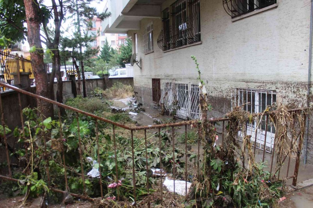 Ankara'da zor gün! Çok sayıda araç, iş yeri ve ev kullanılamaz hale geldi! Vatandaş isyan etti