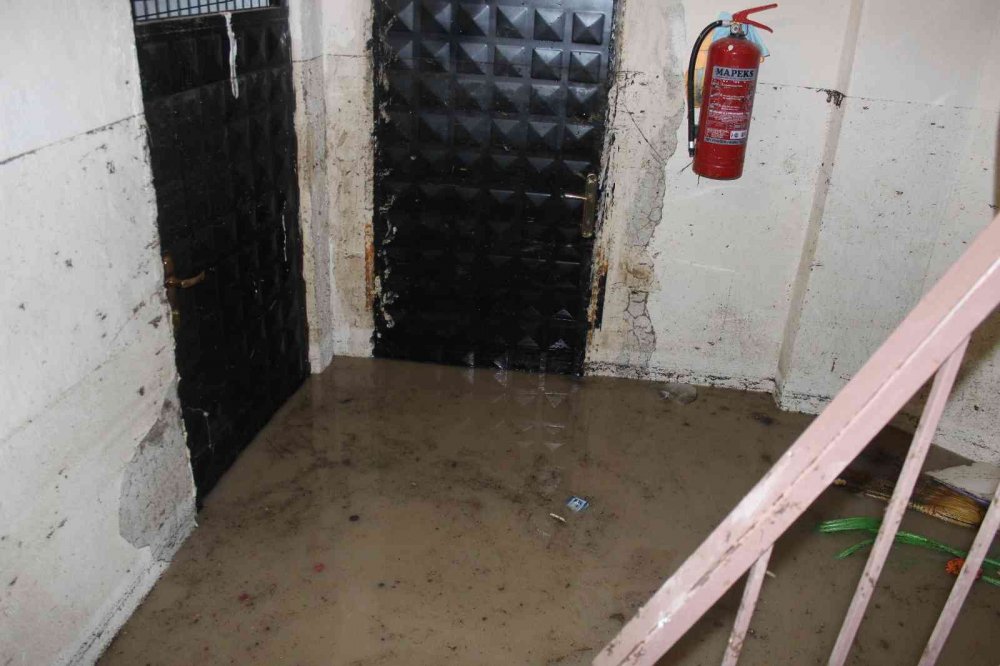 Ankara'da zor gün! Çok sayıda araç, iş yeri ve ev kullanılamaz hale geldi! Vatandaş isyan etti