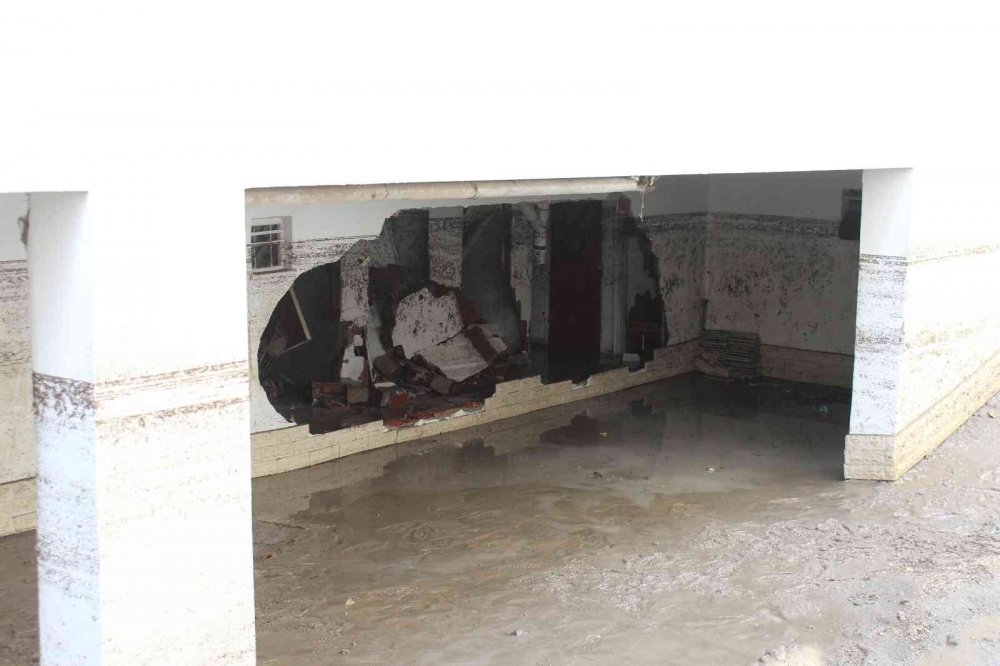 Ankara'da zor gün! Çok sayıda araç, iş yeri ve ev kullanılamaz hale geldi! Vatandaş isyan etti