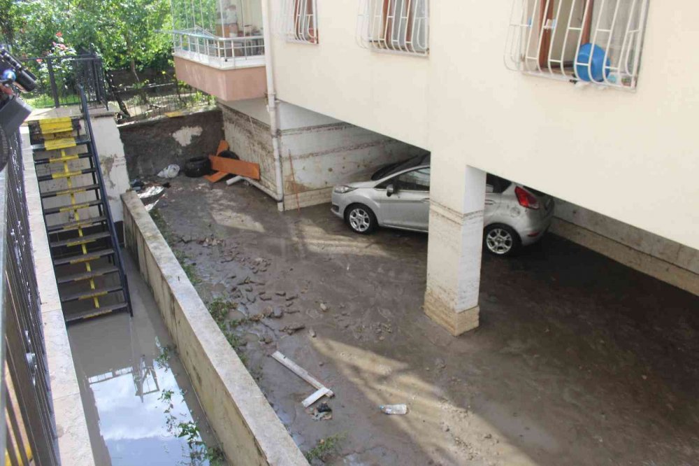Ankara'da zor gün! Çok sayıda araç, iş yeri ve ev kullanılamaz hale geldi! Vatandaş isyan etti