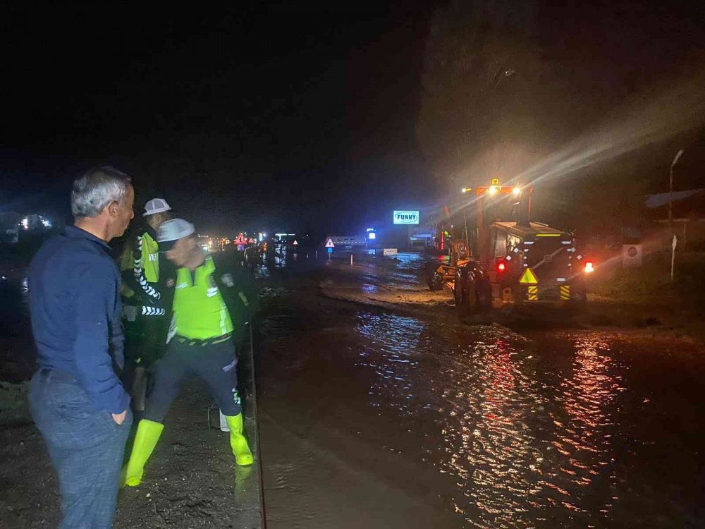 Aşırı yağış esareti! Selle gelen çamur yolu bastı Aksaray-Nevşehir karayolu çift taraflı trafiğe kapandı