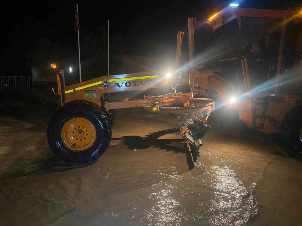 Aşırı yağış esareti! Selle gelen çamur yolu bastı Aksaray-Nevşehir karayolu çift taraflı trafiğe kapandı