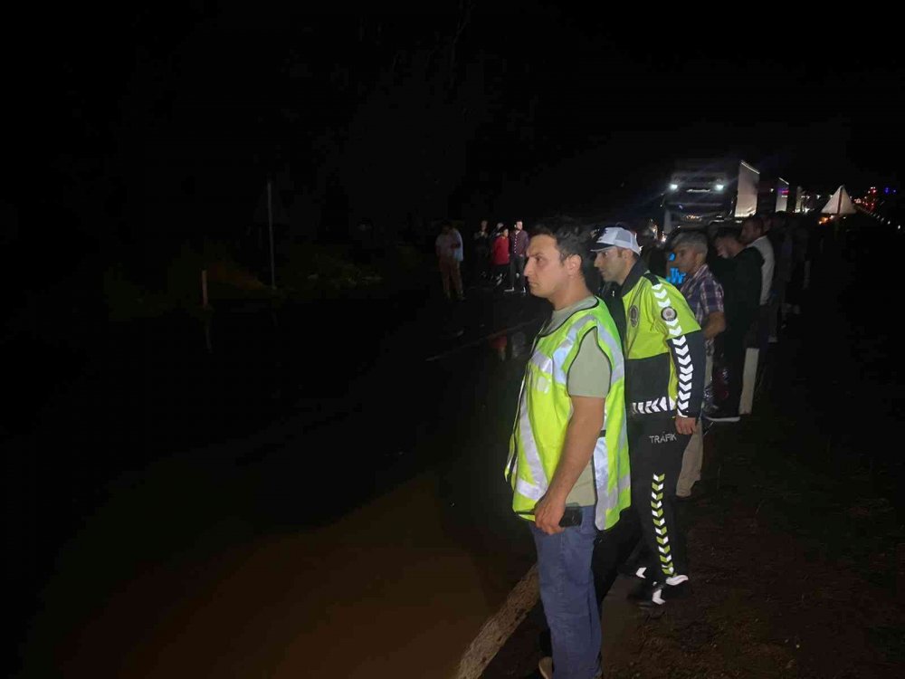 Aşırı yağış esareti! Selle gelen çamur yolu bastı Aksaray-Nevşehir karayolu çift taraflı trafiğe kapandı