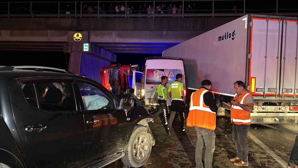 Bolu Dağı’nda 2 kamyon, tır, minibüs ve arazi aracı birbirine girdi! Çok sayıda yaralı var