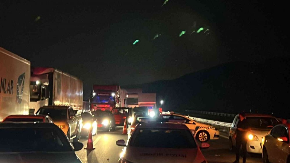 Bolu Dağı’nda 2 kamyon, tır, minibüs ve arazi aracı birbirine girdi! Çok sayıda yaralı var