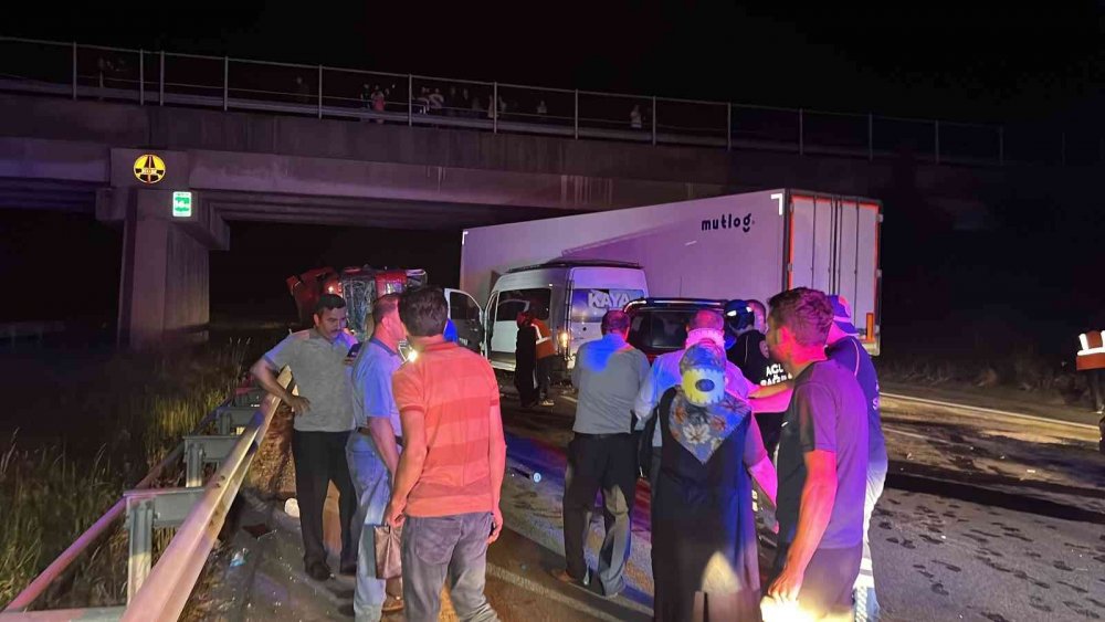Bolu Dağı’nda 2 kamyon, tır, minibüs ve arazi aracı birbirine girdi! Çok sayıda yaralı var