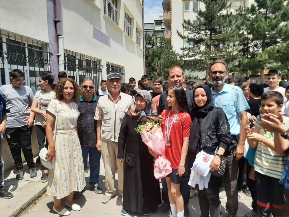 Konya'da kazandığı müsabakayla Milli Takım'a seçildi! Duygu Gedik Sandıklı'nın gururu oldu