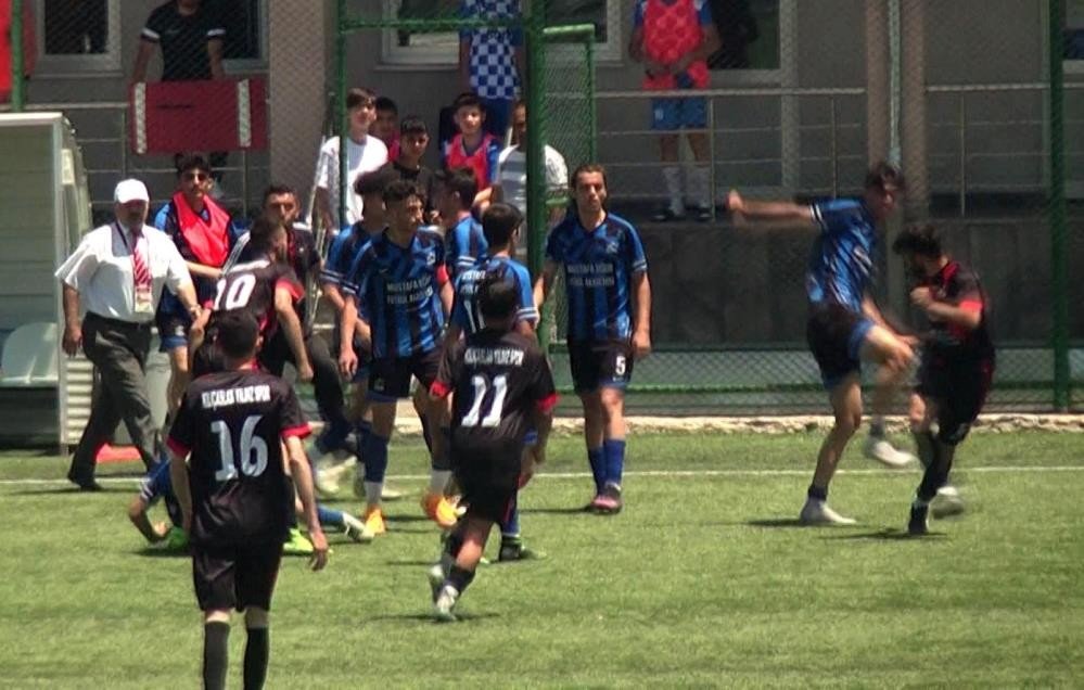 Maçta topa sert vuran ve uçan tekme atan futbolculara 3 maç ceza