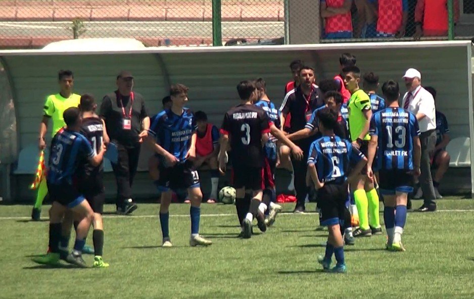 Maçta topa sert vuran ve uçan tekme atan futbolculara 3 maç ceza