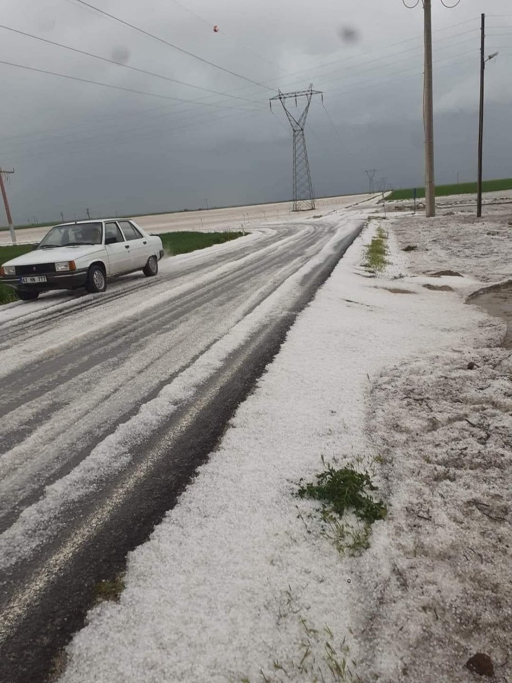 Konya'da ceviz büyüklüğünde dolu yağdı! Tarla ve meyve ağaçları zarar gördü