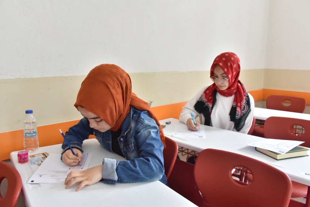 Konya'da İstanbul gezisi ödüllü 'Karatay Okuyor Projesi'ne katılan öğrenciler sınavda ter döktü!