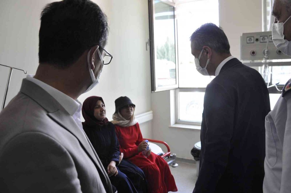 Kız İmam Hatip Ortaokulu servisi ile otomobil kafa kafaya çarpıştı! Sürücü ve 12 öğrenci yaralı