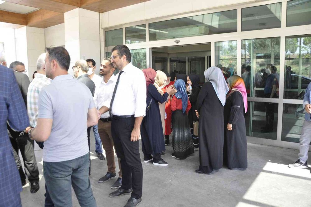 Kız İmam Hatip Ortaokulu servisi ile otomobil kafa kafaya çarpıştı! Sürücü ve 12 öğrenci yaralı