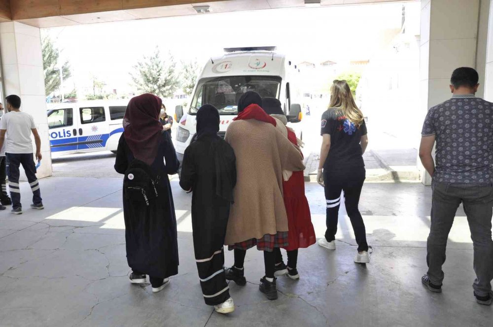 Kız İmam Hatip Ortaokulu servisi ile otomobil kafa kafaya çarpıştı! Sürücü ve 12 öğrenci yaralı