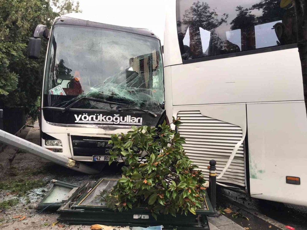 Konya ve Manavgat'tan İstanbul gezisine giden 2 tur otobüsü İETT otobüsüyle çarpıştı!